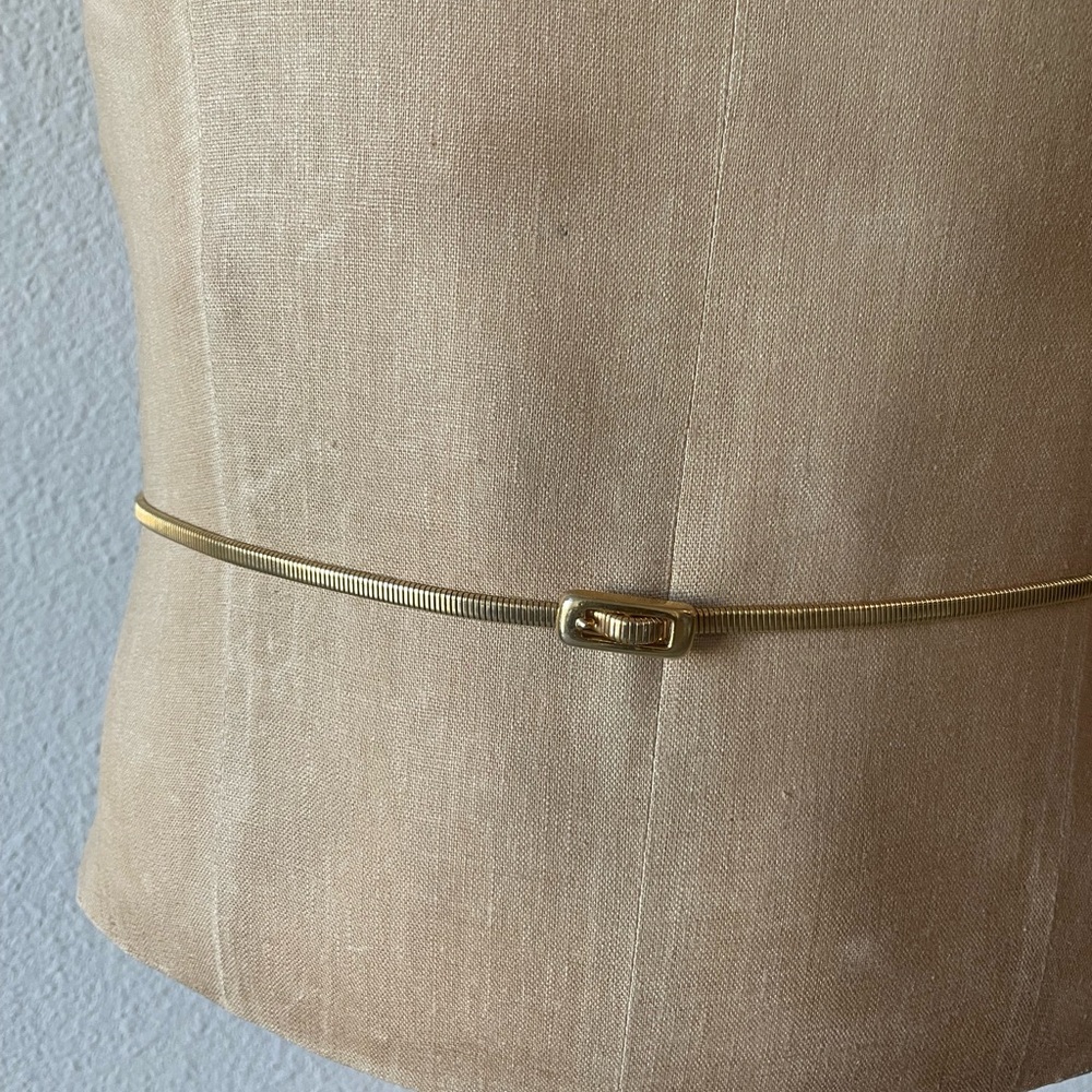 Elegant Gold Women's Belt - Picture 2 of 9